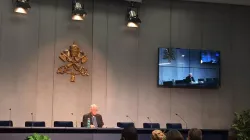 Padre Federico Lombardi illustra ai giornalisti l'XI riunione del Consiglio dei Cardinali, 16 settembre 2015 / Marco Mancini / ACI Group