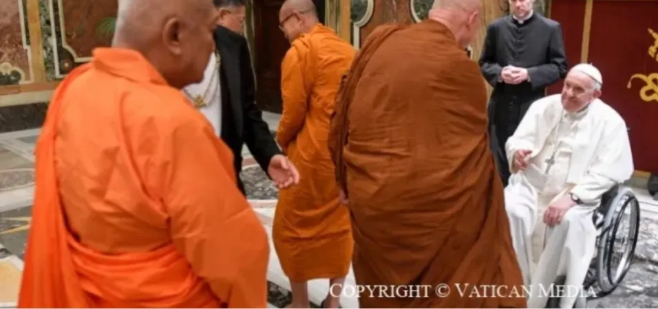 Il Papa e una delegazione buddista |  | Vatican Media / ACI group