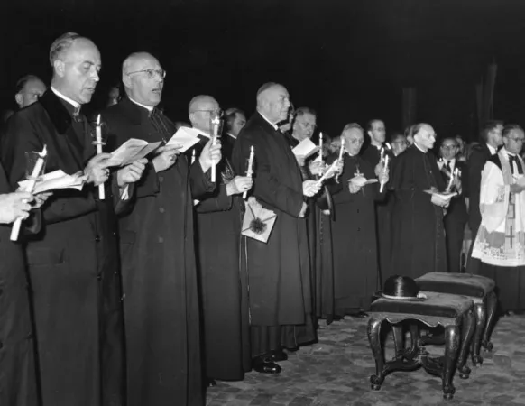 Il Cardinale Lorenz Jaeger (secondo da sinistra) |  | WIkicommons