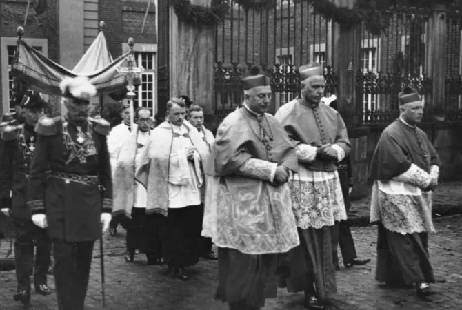 Il Cardinale Von Galen guida una processione a Munster |  | Bundesarchiv 