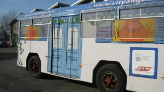 A Milano c’è il bus “Casa degli Angeli” che distribuisce pasti caldi ai clochard