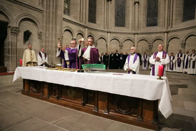 Un momento della celebrazione della Messa nella cattedrale di St. Pierre a Ginevra, 5 marzo 2022 | Twitter Cath.ch