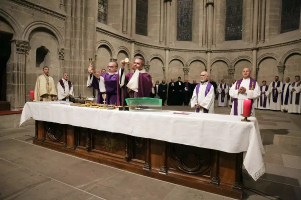 Un momento della celebrazione della Messa nella cattedrale di St. Pierre a Ginevra, 5 marzo 2022 / Twitter Cath.ch