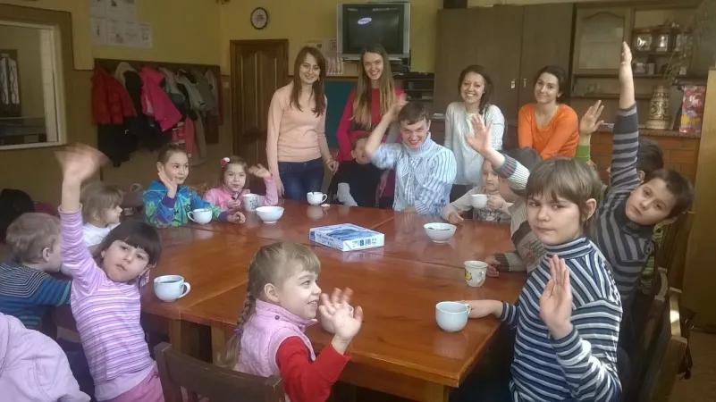 Giovani ucraini dai salesiani  | Alcuni giovani nella parrocchia di San Pietro ad Odessa | odessadonbosko.net