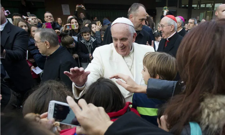 Papa Francesco saluta i bambini a Guidonia  | Twitter