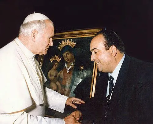 Gioelleria Spadafora | Giovan Battista Spadafora durante un incontro con San Giovanni Paolo II | Famiglia Spadafora
