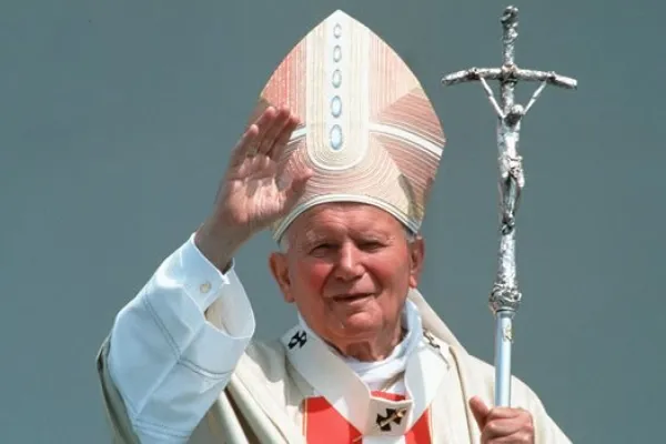 Giovanni Paolo II durante il viaggio all'Isola Reunion / linfo.re