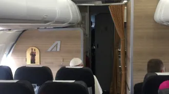 Il Papa in volo verso Fatima accompagnato dall'affetto degli italiani