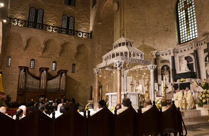 La preghiera nella Basilica di San Nicola |  | Agensir