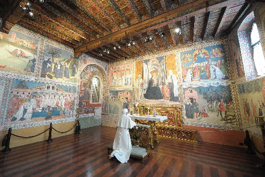 Papa Benedetto XVI prega nella Capella degli Affreschi nel Monastero di Tor de' Specchi nel 2009 |  | http://www.tordespecchi.it/