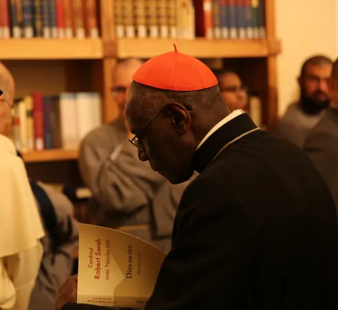 Il cardinale Robert Sarah con il suo libro 