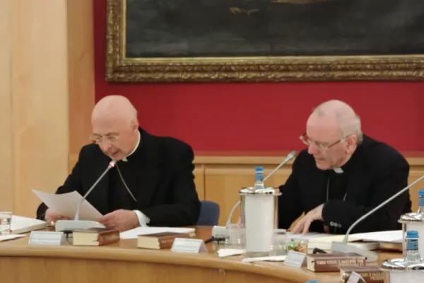 Il Cardinal Angelo Bagnasco e l'arcivescovo Nunzio Galantino all'apertura del Consiglio Permanente a Genova, 14 marzo 2016 / Marco Mancini / ACI Stampa