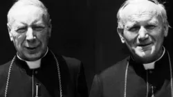 Il Cardinale Wyszynski (a sinistra) e il Cardinale Wojtyla, che sarà eletto Papa Giovanni Paolo II / Istituto del Primate Card. Stephan Wyszyński


