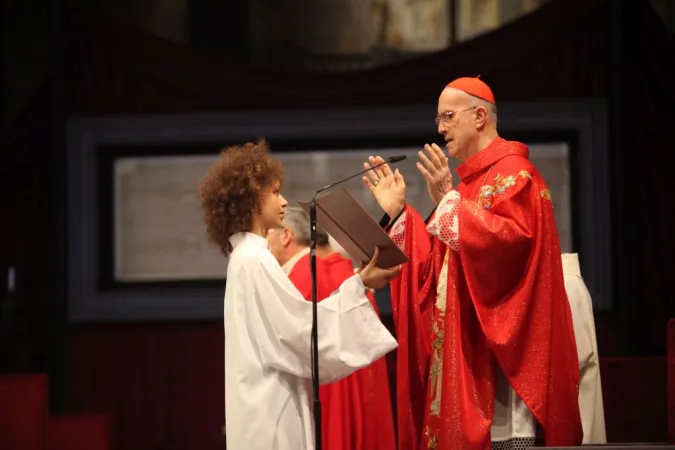 Bertone sindone | Il cardinale Bertone celebra di fronte alla Sindone | Sindone.org