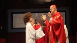 Il cardinale Bertone celebra di fronte alla Sindone / Sindone.org