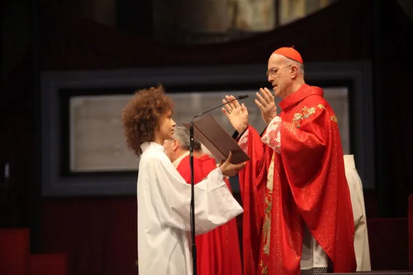 Il cardinale Bertone celebra di fronte alla Sindone / Sindone.org