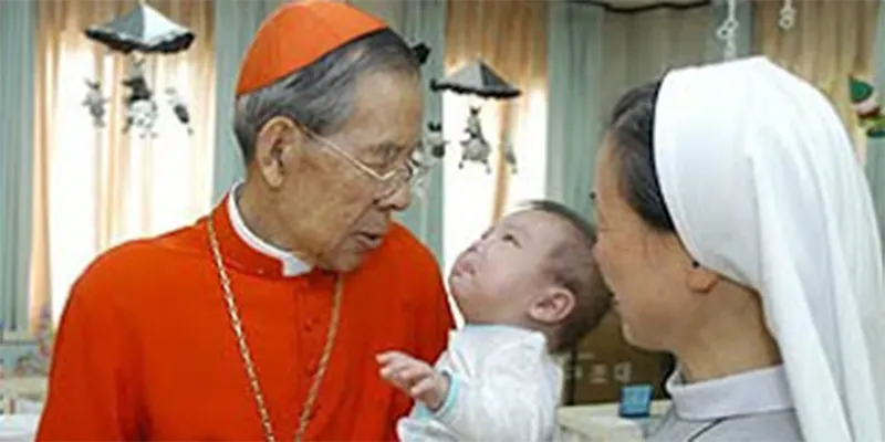 Il Cardinale Kim in visita ad un ospedale | US Missionary Society St. Columban
