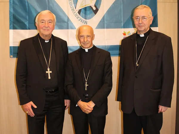 presidenza CCEE | Il Cardinale Angelo Bagnasco (al centro), presidente del CCEE, con i vicepresidenti Cardinale Vincent Nichols (a sinistra) e arcivescovo Stanislaw Gadecki (a destra)  | CCEE