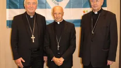 Il Cardinale Angelo Bagnasco (al centro), presidente del CCEE, con i vicepresidenti Cardinale Vincent Nichols (a sinistra) e arcivescovo Stanislaw Gadecki (a destra)  / CCEE