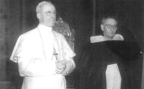 Il futuro Cardinale Ciappi con Pio XII |  | pubblico dominio 