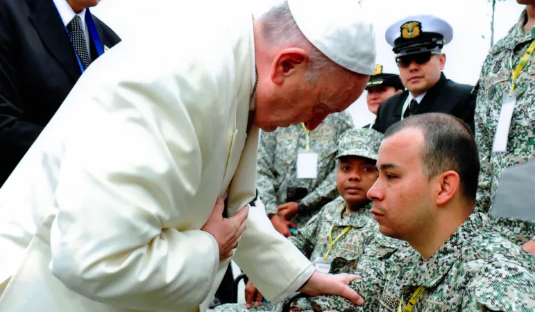 Il Papa con il soldato ferito |  | Conferenza Episcopale Colombiana