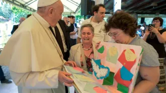 Il Papa visita a sorpresa un centro per disabili gravi
