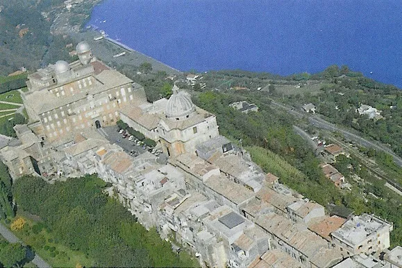 La cittadina di Castelgandolfo e la Villa Pontificia |  | @cc