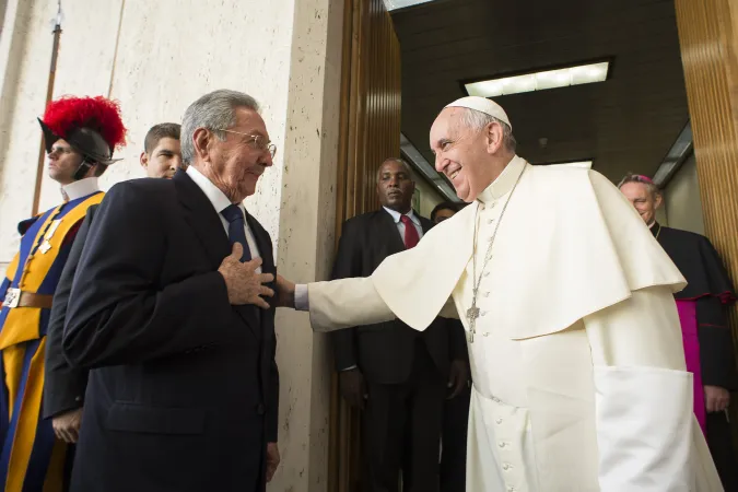Papa Francesco saluta Raul Castro |  | © L'Osservatore Romano Photo