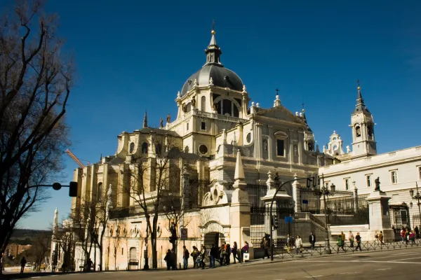 La cattedrale della Almudena, a Madrid, dove avverrà la celebrazione di beatificazione dei martiri della famiglia vincenziana / Wikimedia Commons