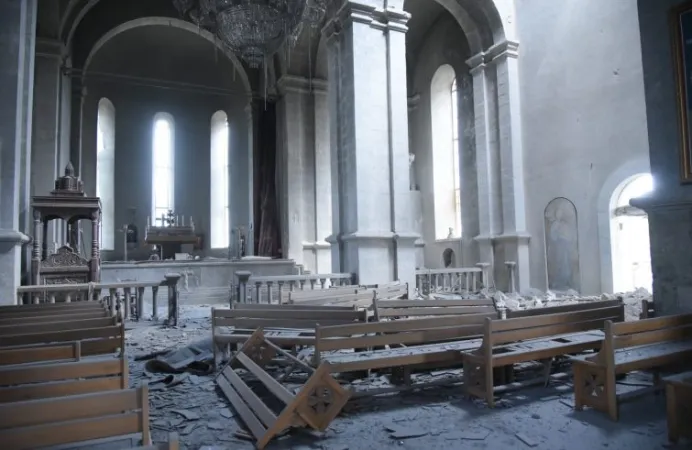 La cattedrale di Shushi distrutta dopo essere stata colpita durante il conflitto | pd