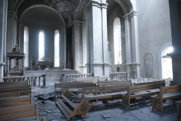 La cattedrale di Shushi distrutta dopo essere stata colpita durante il conflitto / pd