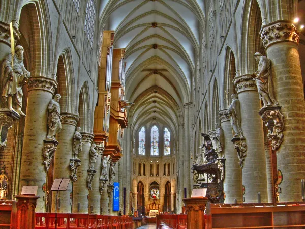 San Michele e Gudula | L'interno della cattedrale di San Michele e Gudula a Bruxelles | Wikimedia Commons