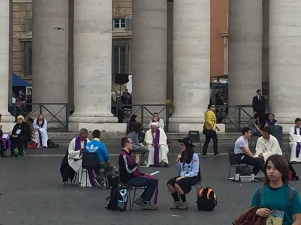 Il Papa confessa i ragazzi in Piazza San Pietro  |  | FB