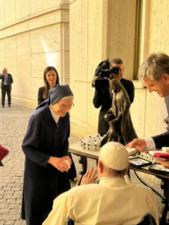 Il Papa benedice la Statua della Madonna per i 100 anni del Dispensario Santa Marta |  | ACI Stampa
