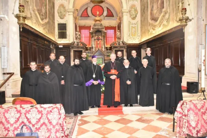 Patriarca Moraglia | Il Patriarca Moraglia nella chiesa di San Martino con membri della Congregazione Mechitarista per la riapertura della causa di beatificazione di Mechitar | Live Venezia