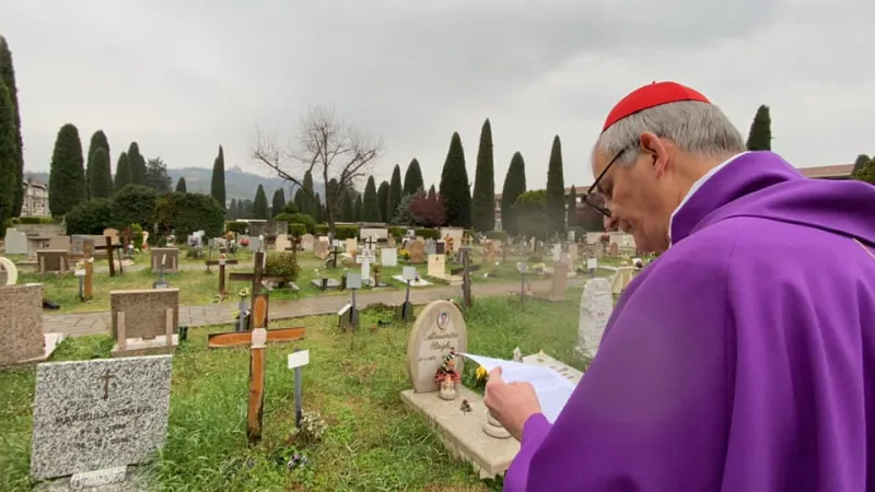 Preghiera al Cimitero del Cardinale Zuppi  |  | Chiesa di Bologna 