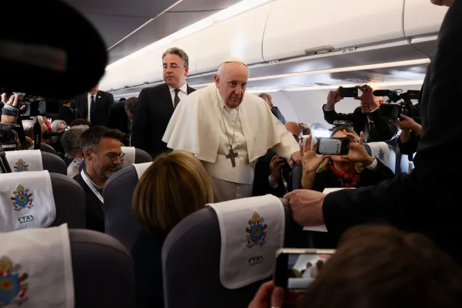Papa Francesco a bordo del volo per Budapest - Daniel Ibanez CNA |  | Papa Francesco a bordo del volo per Budapest - Daniel Ibanez CNA