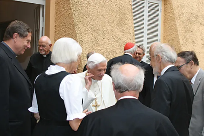 Una foto di Benedetto XVI in uscita da uno degli incontri dello Schuelerkreis a Castel Gandolfo  | CC