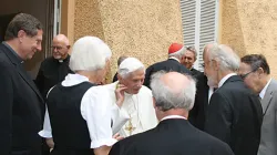 Una foto di Benedetto XVI in uscita da uno degli incontri dello Schuelerkreis a Castel Gandolfo  / CC