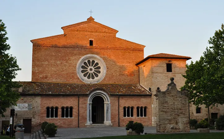 Abbazia Chiaravalle di Fiastra | L'abbazia Chiaravalle di Fiastra, con la chiesa dedicata a Santa Maria  | Provincia di Macerata