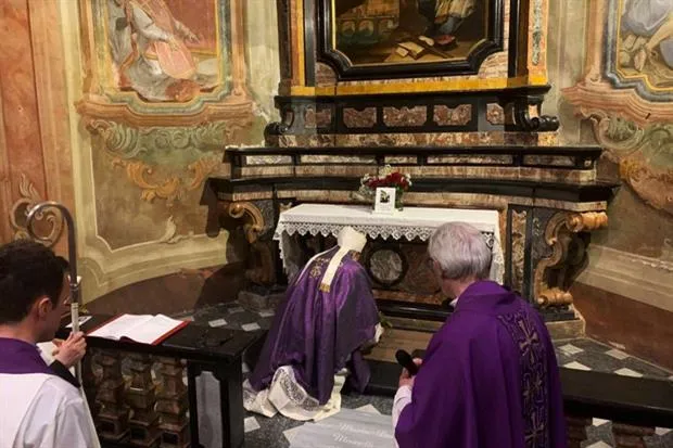 Il vescovo di Como sulla tomba di Suor Laura Mainetti | Diocesi di Como
