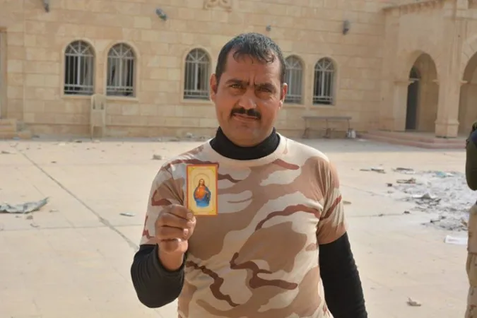 Un fedele iracheno davanti alla sua chiesa profanata | Gruppo Facebook 