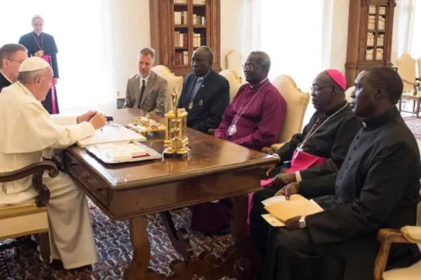 Papa Francesco durante un incontro con i capi religiosi del Sud Sudan del 7 ottobre 2016 / Vatican Media / ACI Group