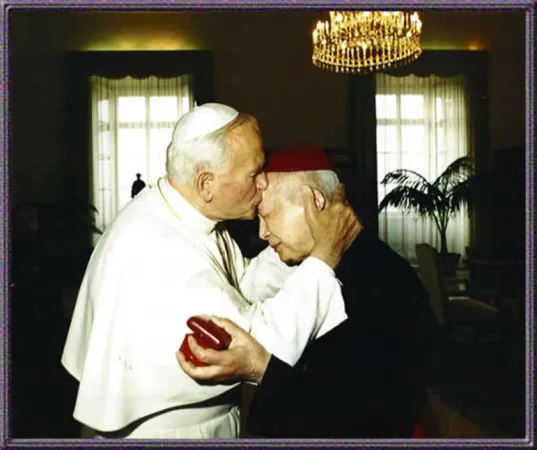 L'incontro tra Giovanni Paolo II e il Cardinale Kung Pin-mei |  | Asianews