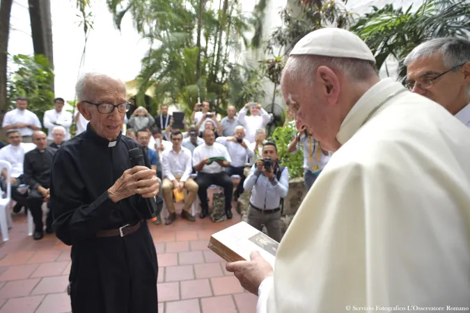 Papa Francesco non chiostro con i gesuiti  |  | OR/Sala Stampa 