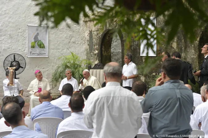 Papa Francesco non chiostro con i gesuiti  |  | OR/Sala Stampa 