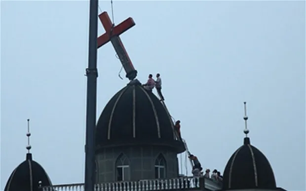 Una croce smantellata da una chiesa in Cina |  | tempi.it