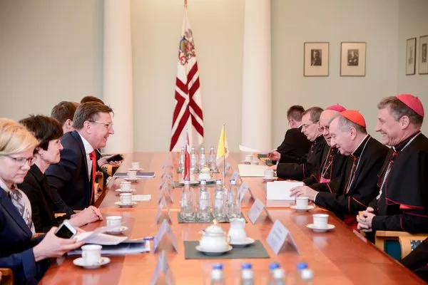 Il Cardinal Parolin in Lettonia | Un momento dell'incontro del Cardinal Parolin con i vertici dello Stato lettone. Al suo fianco, l'arcivescovo di Riga Zbignevs Stankevics  | Account Twitter @Latvian_MFA