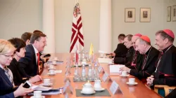 Un momento dell'incontro del Cardinal Parolin con i vertici dello Stato lettone. Al suo fianco, l'arcivescovo di Riga Zbignevs Stankevics  / Account Twitter @Latvian_MFA