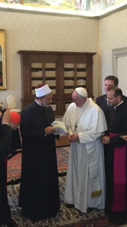 Papa Francesco e l' Imam, 23 maggio 2016 |  | twitter, pubblico dominio